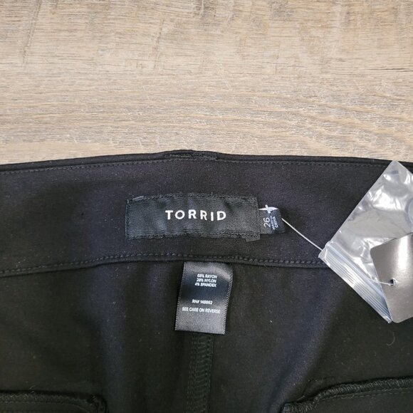 NWT TORRID | Cuffed Bermuda Short Studio Signature | Sz. 26 - Picture 7 of 8
